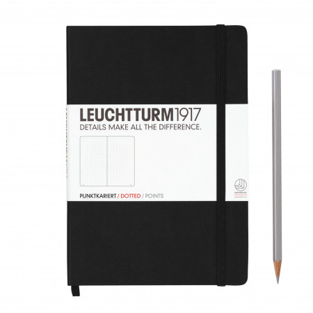Carnet Medium (A5) couverture rigide, 249 pages numérotées, pointillés, noir