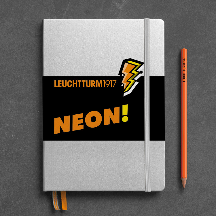 Carnet Medium (A5), Couverture rigide, 251 pages numérotées, Argent, Neon Jaune, dotted