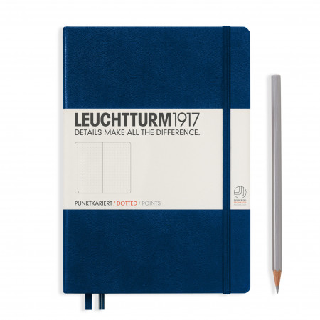 Carnet Medium (A5) couverture rigide, 249 pages numérotées, pointillés, bleu marine